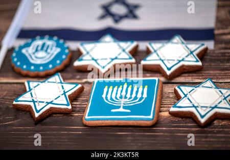 Köstliche festliche Hanukkah-Kekse zum Feiern auf einem hölzernen Hintergrund. Nahaufnahme Stockfoto