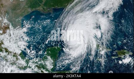 Hurrikan Ian am Montagmorgen, dem 27. September 2022, als er die Nordwestküste Kubas auf seinem Weg in den Golf von Mexiko und in Richtung der Küste Floridas überquert. (USA) Stockfoto