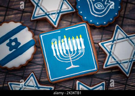 Köstliche festliche Hanukkah-Kekse zum Feiern auf einem hölzernen Hintergrund. Nahaufnahme Stockfoto