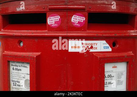 Manchester, Großbritannien, 25. September 2022: Ein Briefkasten im Vorort Chorlton von Manchester wurde mit Aufklebern der CWU (Communication Workers Union) mit den Aufklebern geschmückt, die sagten: „Im Streik für faire Bezahlung!“ Postarbeiter werden am 30.. September und 1.. Oktober wegen fairer Bezahlung und Arbeitsbedingungen streiken. Anna Watson/Alamy Live News Stockfoto