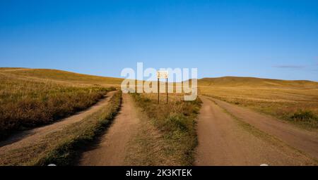 Steppengraslandschaft & Schild zum Moilt Camp, Hustai oder Khustain Nuruu National Park Naturschutzgebiet, Tov Provinz, Mongolei, Asien Stockfoto