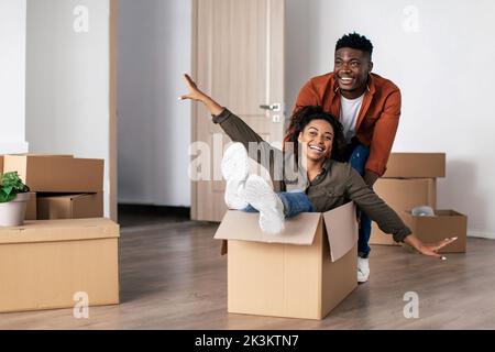 Fröhliche Schwarze Ehegatten Spaß Feiern Umzug Neue Wohnung Stockfoto