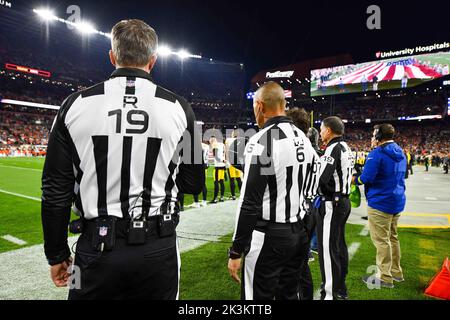 Cleveland, Ohio, USA. 22. September 2022. 22.. September 2022 Schiedsrichter Clay Martin (19), Abt-Richter Jerod Phillips (6) und Rückrichter Greg Wilson (119) während der National Anthem während Pittsburgh Steelers gegen Cleveland Browns in Cleveland, OH im FirstEnergy Stadium. Jake Mysliwczyk/BMR (Bild: © Jake Mysliwczyk/BMR über ZUMA Press Wire) Stockfoto