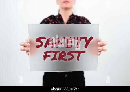 Schild mit der Meldung „Sicherheit zuerst“. Business Showcase Vermeiden Sie unnötige Risiken sicher leben Vorsicht walten lassen Stockfoto
