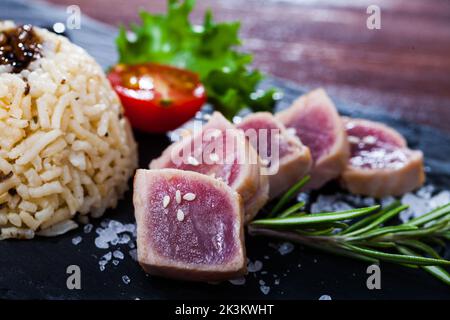 Thunfisch-Tataki mit Reisgarnierung Stockfoto