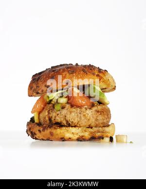 Schweineburger mit Avocado und Tomaten Stockfoto