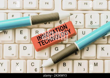 Schreiben mit Text Innovation Technology. Konzept bedeutet Neue Idee oder Methode technischer oder wissenschaftlicher Natur Stockfoto