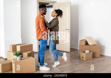 Glückliches Schwarzes Paar Umarmt Feiert Umzug Eigenes Haus Steht Im Haus Stockfoto