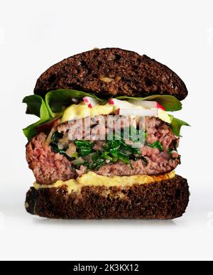 Lammburger in zwei Hälften geschnitten Stockfoto