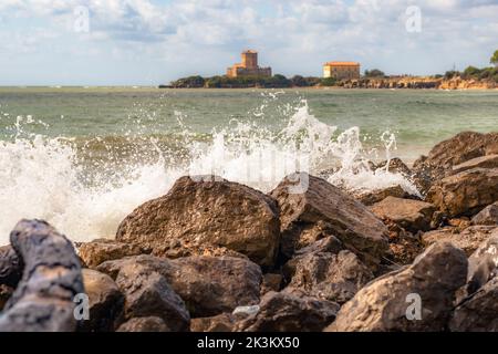 Am Strand vor dem Schloss Torre Astura, Rom, Italien, plätschern Wellen Stockfoto