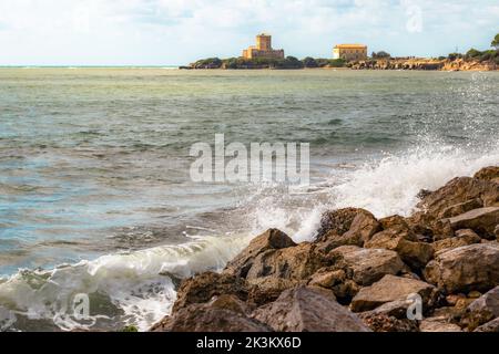 Am Strand vor dem Schloss Torre Astura, Rom, Italien, plätschern Wellen Stockfoto