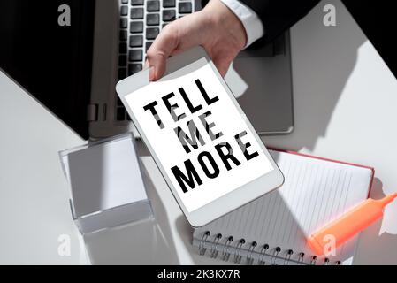 Inspiration zeigt Zeichen Erzähl mir mehr. Geschäftsansatz Ein Anruf, um ein Gespräch zu beginnen Teilen Sie mehr Wissen Stockfoto