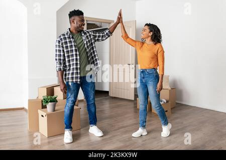 Fröhliche Afroamerikanische Ehepartner Geben High Five Feiern Umzug Im Innen Stockfoto