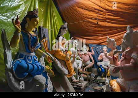 Chittagong, Bangladesch. 19. September 2022. Durga puja, das Festival von Bengalen, ist eines der wichtigsten Festivals von Bengalen. Bengal hat sich darauf spezialisiert, die uralte Tradition der Herstellung von Tonidolen zu bewahren. Solche unvergleichlichen Fähigkeiten kommen im Rahmen der festlichen Veranstaltung von Durga Puja ins Rampenlicht. Monate bevor die Puja-Tonkünstler beginnen, in den Bildern von Durga Leben einzuatmen. Bambusstäbchen in verschiedenen Formen und Größen werden benötigt, um die Grundstruktur der Götzen der Göttin Durga und die Plattform, auf der die kolossale Statue steht, zu bilden. Durgas Figur wird dann mit Stroh geformt Stockfoto