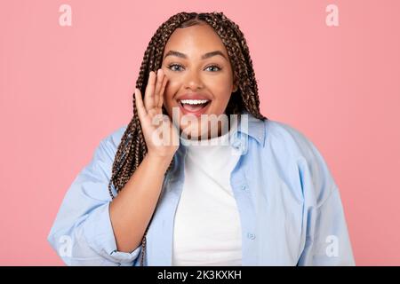 Übergroße Schwarze Dame, Die Die Hand Neben Dem Mund Hält, Rosa Hintergrund Stockfoto