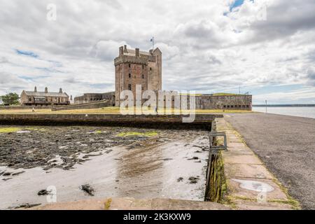 Broughty Castle aus dem 15. Jahrhundert über dem Hafen von Broughty Ferry, einem Vorort von Dundee. Stockfoto