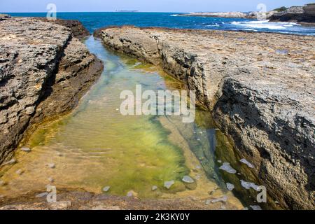 Das Rauschen heftiger Wellen auf den Felsen. Die harten Wellen des Schwarzen Meeres. Die von der Meereswelle gebildeten Schaumstoffe. Kocaeli Kefken Pink Rocks Stockfoto