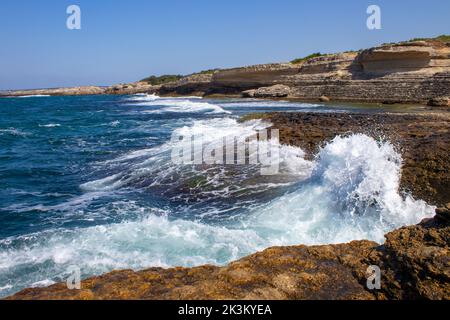 Das Rauschen heftiger Wellen auf den Felsen. Die harten Wellen des Schwarzen Meeres. Die von der Meereswelle gebildeten Schaumstoffe. Kocaeli Kefken Pink Rocks Stockfoto