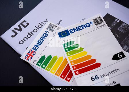 Britische und EU-Produktenergieeffizienzkennzeichnungen nach dem Brexit für ein Fernsehen. Standardisierungssystem für den Energieeffizienz-Index (EEI) Stockfoto