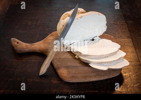 Riesenpuffball in Scheiben in der Küche, leckerer, essbarer Pilz, der zum frittieren bereit ist Stockfoto