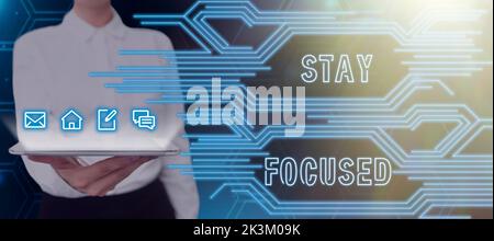 Handschriftschild konzentriert bleiben. Geschäftskonzept aufmerksam sein Konzentrieren Priorisieren Sie die Aufgabe Vermeiden Sie Ablenkungen Stockfoto