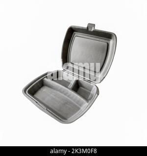 Offener grauer Kunststoffbehälter mit Deckel für Lebensmittel isoliert auf weißem Hintergrund. Einwegbehälter Stockfoto