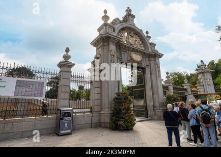 Madrid, Spanien, September 2022. Das Eingangstor des Buen Retiro Parks im Stadtzentrum Stockfoto