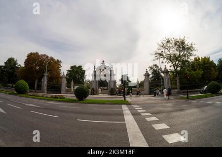 Madrid, Spanien, September 2022. Das Eingangstor des Buen Retiro Parks im Stadtzentrum Stockfoto