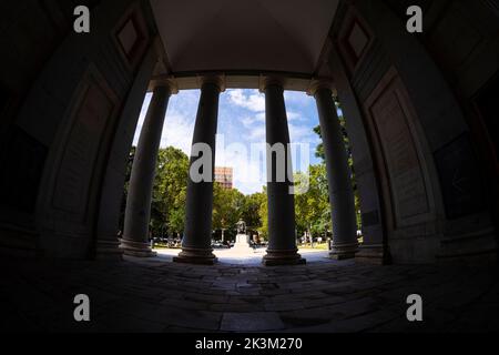 Madrid, Spanien, September 2022. Fischaugen-Ansicht der Kolonnade vor dem Prado-Museum im Stadtzentrum Stockfoto