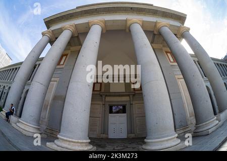 Madrid, Spanien, September 2022. Fischaugen-Ansicht der Kolonnade vor dem Prado-Museum im Stadtzentrum Stockfoto