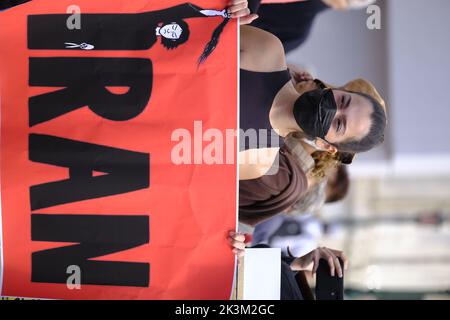 Iranische Mädchen protestieren am 27. September 2022 in Venedig, Italien, vor dem Bahnhof von Venedig mit einem Schild mit der Aufschrift „Woman Freedom Life“. Stockfoto