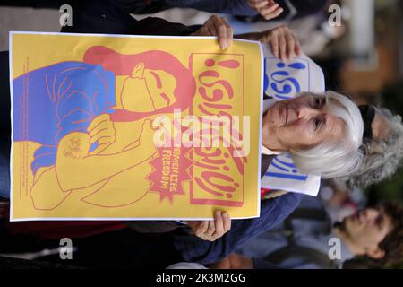 Iranische Mädchen protestieren am 27. September 2022 in Venedig, Italien, vor dem Bahnhof von Venedig mit einem Schild mit der Aufschrift „Woman Freedom Life“. Stockfoto