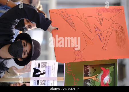 Iranische Mädchen protestieren am 27. September 2022 in Venedig, Italien, vor dem Bahnhof von Venedig mit einem Schild mit der Aufschrift „Woman Freedom Life“. Stockfoto