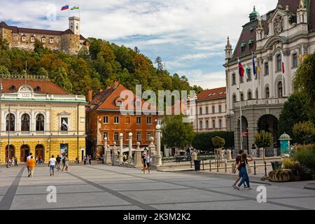 Kongressplatz mit Blick auf die slowenische Philharmonie und die Burg in Ljubljana Stockfoto