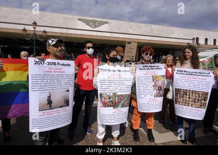 Iranische Mädchen protestieren am 27. September 2022 in Venedig, Italien, vor dem Bahnhof von Venedig mit einem Schild mit der Aufschrift „Woman Freedom Life“. Stockfoto