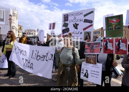 Iranische Mädchen protestieren am 27. September 2022 in Venedig, Italien, vor dem Bahnhof von Venedig mit einem Schild mit der Aufschrift „Woman Freedom Life“. Stockfoto