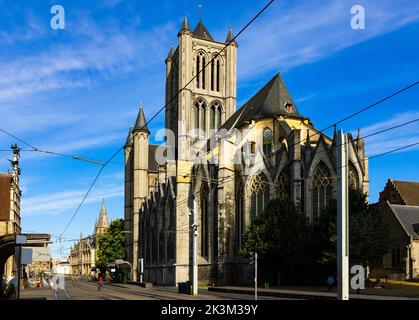 Stadtlandschaft mit Blick auf die Nikolaikirche in Gent Stockfoto