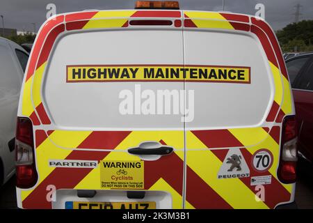 Schilder auf der Rückseite des Highway Maintenance Vehicle mit Warnung an Radfahrer, Wales, Großbritannien Stockfoto