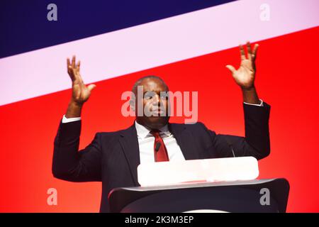 David Lammy der Schattenminister für auswärtige Angelegenheiten, Commonwealth- und Entwicklungsfragen spricht auf ihrer jährlichen Konferenz 2022 in Liverpool zu den Delegierten der Labour-Partei Stockfoto