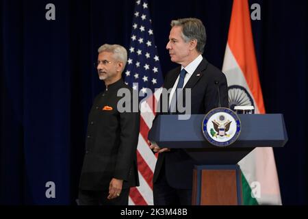 27. September 2022, Washington, District of Columbia, USA: US-Außenminister ANTHONY BLINKEN und der indische Außenminister Dr. SUBRAHMANYAM JAISHANKAR kommen heute am 27. September 2022 zu einer Pressekonferenz im US-Außenministerium in Washington DC, USA, an. (Bild: © Lenin Nolly/ZUMA Press Wire) Stockfoto