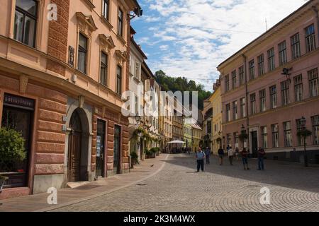 Ljubljana, Slowenien - September 4. 2022. Die malerische Straße Gornji Trg in der oberen Altstadt von Ljubljana Stockfoto