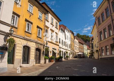 Ljubljana, Slowenien - September 4. 2022. Die malerische Straße Gornji Trg in der oberen Altstadt von Ljubljana Stockfoto