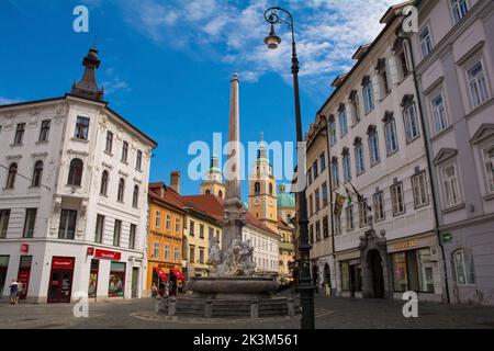 Ljubljana, Slowenien - 3 2022. September.Robba-Brunnen auf dem Stadtplatz oder Mestni Trg in Ljubljana. Genannt Robbov Vodnjak auf Slowenisch, Kathedrale im Hintergrund Stockfoto