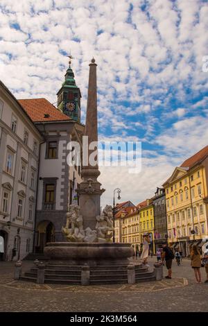 Ljubljana, Slowenien - 3 2022. September.Robba-Brunnen auf dem Stadtplatz oder Mestni Trg in Ljubljana. Genannt Robbov Vodnjak auf Slowenisch, Rathaus im Hintergrund Stockfoto