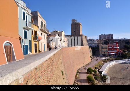 Termoli, Molise, Italien -08-29-2022-das alte Fischerdorf mit dem schwäbischen Schloss. Stockfoto