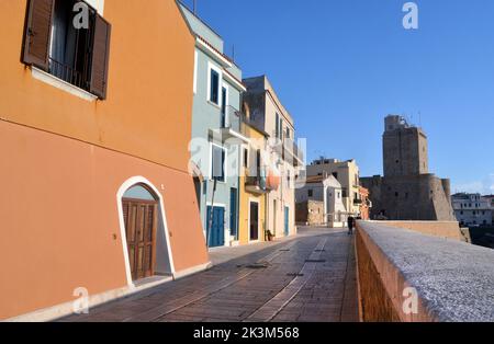 Termoli, Molise, Italien -08-29-2022-das alte Fischerdorf mit dem schwäbischen Schloss. Stockfoto