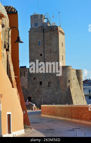 Termoli, Molise, Italien -08-29-2022-das alte Fischerdorf mit dem schwäbischen Schloss. Stockfoto