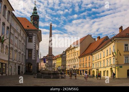 Ljubljana, Slowenien - 3 2022. September.Robba-Brunnen auf dem Stadtplatz oder Mestni Trg in Ljubljana. Genannt Robbov Vodnjak auf Slowenisch, Rathaus im Hintergrund Stockfoto