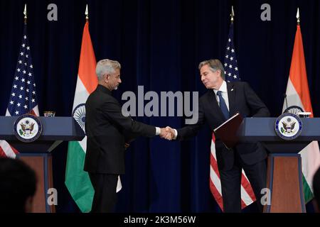 27. September 2022, Washington, District of Columbia, USA: US-Außenminister ANTHONY BLINKEN und der indische Außenminister Dr. SUBRAHMANYAM JAISHANKAR schütteln nach Abschluss einer Pressekonferenz über den Ukraine-Krieg, den Iran usw. heute am 27. September 2022 im US-Außenministerium in Washington DC, USA, die Hand. (Bild: © Lenin Nolly/ZUMA Press Wire) Stockfoto