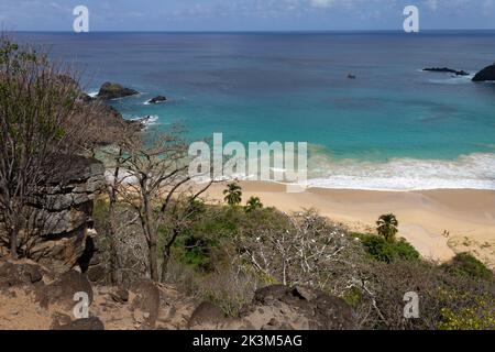 Eine Luftaufnahme des Strandes Praia do Sancho im Fernando de Noronha Archipel, Pernambuco, Brasilien Stockfoto